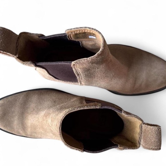 UGG Emmeth Suede Chelsea Boots - Picture 5 of 7